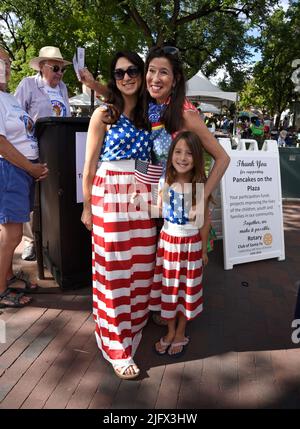 Teresa léger Fernandez, membre de la Chambre des représentants des États-Unis, représentant le district du Congrès du Nouveau-Mexique en 3rd, lors d'un événement du 4 juillet Banque D'Images