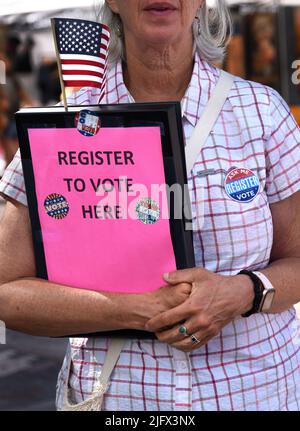 Un bénévole lors d'un événement du 4 juillet à Santa Fe, au Nouveau-Mexique, inscrit les citoyens à voter aux prochaines élections américaines. Banque D'Images