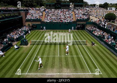 5th juillet 2022, All England Lawn tennis and Croquet Club, Londres, Angleterre; tournoi de tennis de Wimbledon; vue générale du court 18 lors d'un match de double mixte entre Mansour Bahrami (FRA) et Conchita Martinez (ESP) contre Thomas Enqvist (SWE) et Rennae Stubbs (AUS) Credit: Action plus Sports Images/Alay Live News Banque D'Images