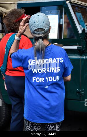 Une femme portant un T-shirt exhortant les électeurs à voter pour les candidats démocrates aux élections à venir assiste à un spectacle de voiture d'époque à Santa Fe, au Nouveau-Mexique Banque D'Images