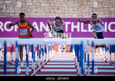 Nemo Rase belge (C) photographié en action lors de la course de 110m haies le deuxième jour des Championnats européens d'athlétisme U18, mardi 05 juillet 2022 à Jérusalem, Israël. BELGA PHOTO COEN SCHILDERMAN Banque D'Images