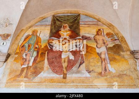 Fresque dans l'atrium la Crucifixion avec les saints Rocco et Sebastiano. Les œuvres ont été attribuées à tort à Antonio da Tisoi, au lieu d'être b Banque D'Images