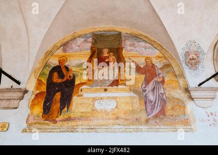 Fresque dans l'atrium, la Vierge aux Saints Cosma et Damian. Les œuvres ont été attribuées à tort à Antonio da Tisoi, au lieu d'être par un punk Banque D'Images