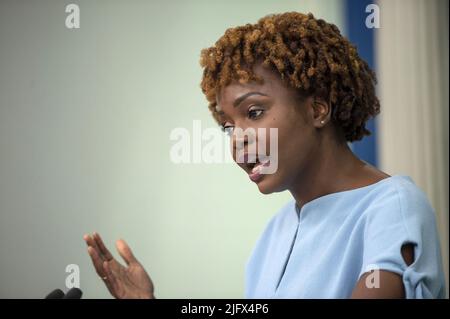 Washington, États-Unis. 05th juillet 2022. Karine Jean-Pierre, Attachée de presse à la Maison Blanche, tient mardi à 5 juillet 2022 son point de presse quotidien dans la salle James S. Brady de la Maison Blanche à Washington. Photo de Bonnie Cash/UPI Credit: UPI/Alay Live News Banque D'Images