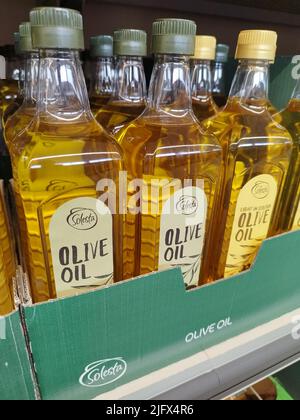 Bouteilles d'huile d'olive sur une étagère de M&S Foodhall au Royaume-Uni Banque D'Images