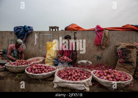 Vendeur d'oignon sur un sentier dans le Vieux Dhaka, Bangladesh Banque D'Images