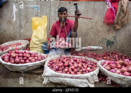 Vendeur d'oignon sur un sentier dans le Vieux Dhaka, Bangladesh Banque D'Images