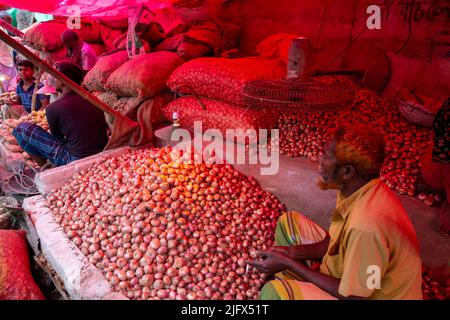 Vendeur d'oignon sur un sentier dans le Vieux Dhaka, Bangladesh Banque D'Images