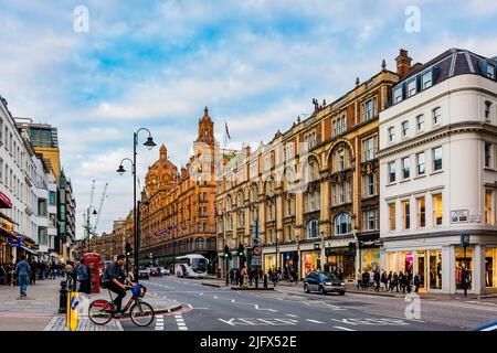 Brompton Road et Harrods. Harrods Limited est un grand magasin situé sur Brompton Road à Knightsbridge. Elle est détenue par l'État du Qatar via ITS Banque D'Images