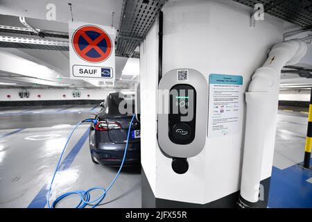 Parking sous l'église de la Madeleine, avec des voitures Tesla branchées pour être rechargées à Paris, France, sur 24 avril 2022. Un demi-millier de stations de charge Banque D'Images