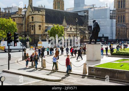 Piétons à côté de la statue de Winston Churchill. Place du Parlement. Cité de Westminster, Londres, Angleterre, Royaume-Uni, Europe Banque D'Images