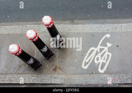 Rangée de bollards colorés et panneau de signalisation pour vélos. Ville de Londres, Londres, Angleterre, Royaume-Uni, Europe Banque D'Images