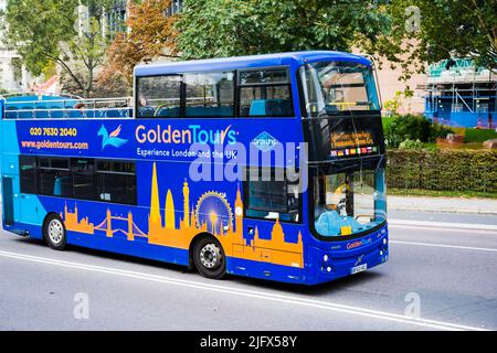 Golden tours. Bus touristique à impériale à toit ouvert. Londres, Angleterre, Royaume-Uni, Europe Banque D'Images