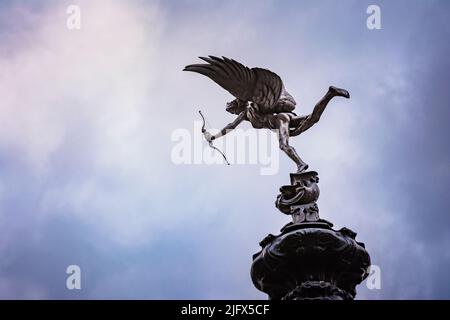 Vue dramatique de la sculpture, le dieu grec Anteros et a été donné le nom de l'Ange de la Charité chrétienne mais est généralement confondu avec son frère Banque D'Images