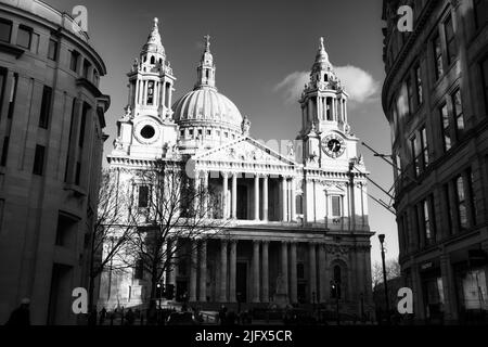 La cathédrale Saint-Paul sert de lieu épiscopal anglican à Londres et a ainsi figuré en bonne place dans de nombreux événements culturels et religieux majeurs, de Banque D'Images