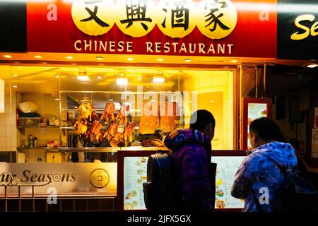 Présentation d'un restaurant à Chinatown avec canards croustillants suspendus. Chinatown est une enclave ethnique de la ville de Westminster. L'enclave se produit actuellement Banque D'Images