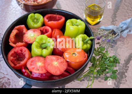 Cuisine traditionnelle grecque Gemista déjà cuit au four. Poivrons farcis, tomates, courgettes avec riz, légumes, herbes et parfois viande hachée Banque D'Images