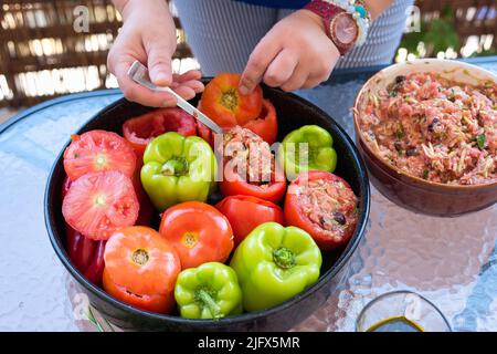 Cuisine traditionnelle grecque Gemista déjà cuit au four. Poivrons farcis, tomates, courgettes avec riz, légumes, herbes et parfois viande hachée Banque D'Images