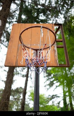 vieux panier de basket-ball sans filet dans la campagne rurale. Jouez au basket-ball Banque D'Images