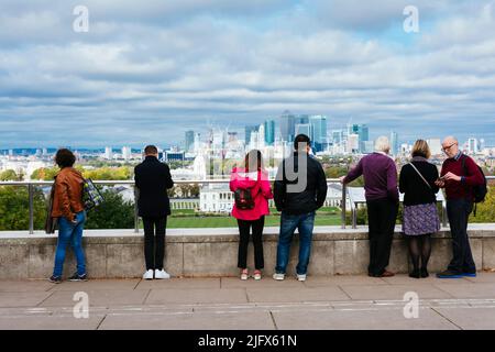 Personnes au point de vue de Greenwich Park. Vue sur Canary Wharf depuis Greenwich Park. Greenwich, Grand Londres, Londres, Angleterre, Royaume-Uni, Europe Banque D'Images