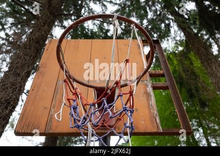 vieux panier de basket-ball sans filet dans la campagne rurale. Jouez au basket-ball Banque D'Images