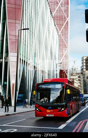 Bus rouge dans le centre-ville.Londres, Angleterre, Royaume-Uni, Europe Banque D'Images