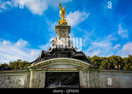Le Victoria Memorial est un monument de la reine Victoria, situé à l'extrémité du Mall à Londres, et conçu et exécuté par le sculpteur Sir Thomas Banque D'Images