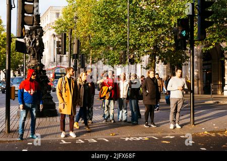 Piétons attendant les feux de circulation. Londres, Angleterre, Royaume-Uni, Europe Banque D'Images