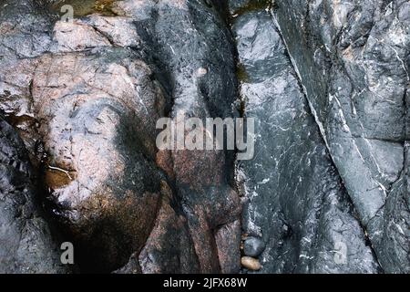 Wet Rocks sur la plage, vue en grand angle Banque D'Images