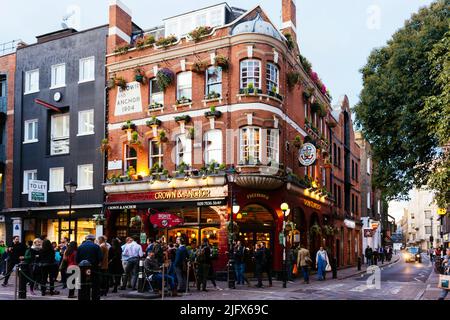 Vendredi soir après le travail, buveurs à l'extérieur du pub Crown & Anchor, Covent Garden, London West End, Londres, United Kindom, Europe Banque D'Images