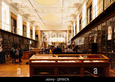 La Bibliothèque du Roi. Salle d'exposition. Le British Museum est un musée public dédié à l'histoire humaine, à l'art et à la culture situé dans la région de Bloomsbury Banque D'Images