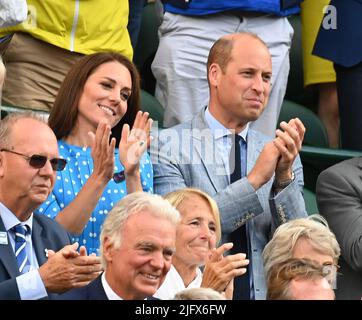 Londres, GBR. 05th juillet 2022. London Wimbledon Championships Day 05/07/2022 Duke and Duchess of Cambridge look on as Cameron Norrie gagne le quart de finale match dans cinq set thriller on court 1 Credit: Roger Parker/Alay Live News Banque D'Images