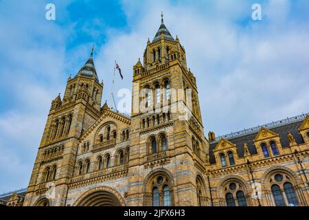 La façade principale du Musée d'Histoire naturelle. Le Musée d'histoire naturelle de Londres est un musée d'histoire naturelle qui expose une vaste gamme de spécimens Banque D'Images