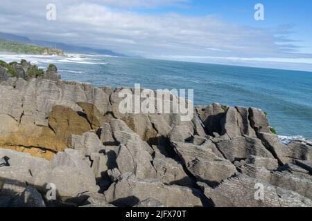 Formation stratifiée de roches pancake célèbre formation géologique sur la côte à Punakaiki, sur la côte ouest de l'île du Sud Nouvelle-Zélande. Banque D'Images