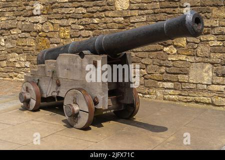 Canon, ornemental, grande échelle, rouillé, monté, étudiants ivres, escapades, militaires, armes, gardes, Château de Lincoln, défense, casernes, tourisme. Banque D'Images