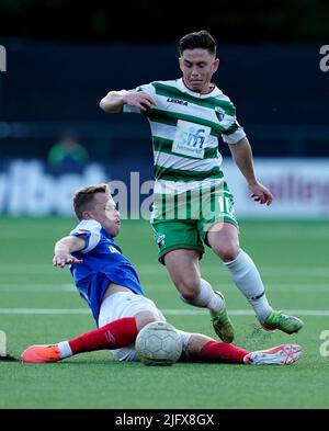 Kyle McClean de Linfield s’attaque à Daniel Redmond des New Saints lors du premier tour de qualification de la Ligue des champions de l’UEFA, premier match de jambe au Park Hall, Oswestry. Date de la photo: Mardi 5 juillet 2022. Banque D'Images