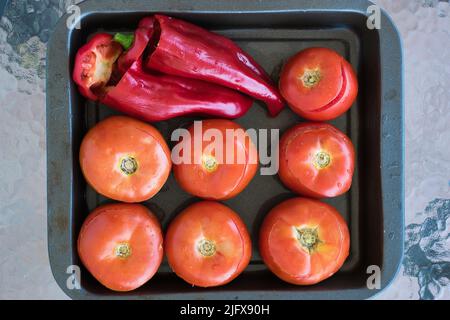 Poivrons verts farcis et tomates cuits au four, farcis de riz, cuisine grecque, plats traditionnels faits maison, gemista grecque Banque D'Images