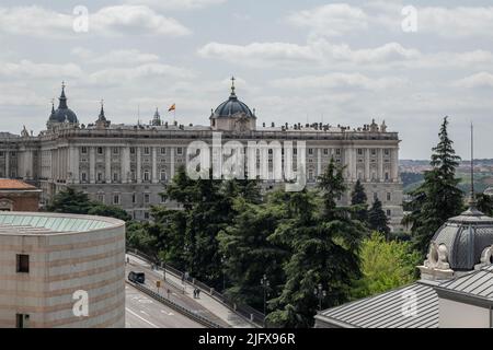 Image panoramique du Palais Royal de Madrid par temps nuageux et clair Banque D'Images