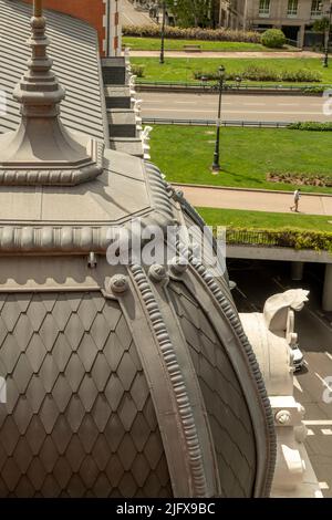 Dôme métallique sur le toit d'un manoir donnant sur de beaux jardins Banque D'Images