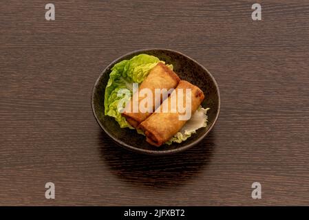 Rouleau de printemps fait à partir d'une pâte remplie de différents légumes julienés et un peu de viande hachée mélangé ensemble. Introduit en Occident grâce à Banque D'Images