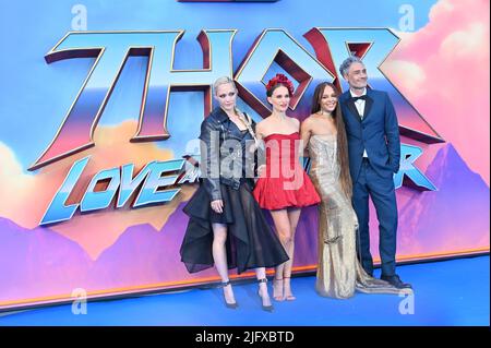 Londres, Royaume-Uni, 05/07/2022, Pom Klementieff, Natalie Portman, Tessa Thompson et Taika Waititi arrivent au Marvel Studios, une projection de gala exclusive de Thor: Love and Thunder, Leicester Square, Londres, Royaume-Uni. - 5 juillet 2022. Banque D'Images