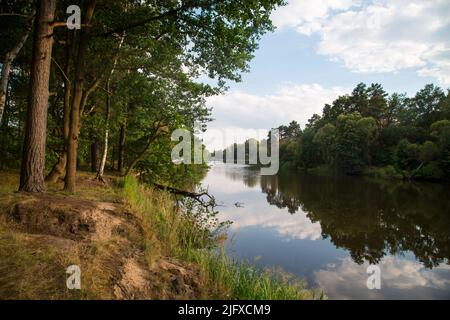 La rivière Neisse au coucher du soleil, photographiée du côté de la Pologne Banque D'Images