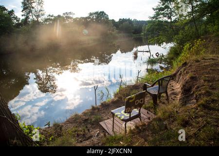 Lieu de pêche, rivière Neisse au coucher du soleil, photographié du côté de la Pologne Banque D'Images