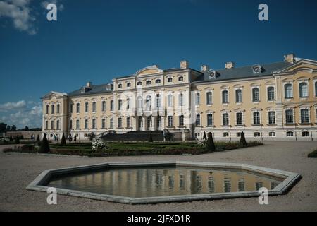 Riga, Riga, Lettonie. 5th juillet 2022. Le Palais RundÄle est l'un des deux grands palais baroques construits pour les Ducs de Courland dans ce qui est maintenant la Lettonie. (Image de crédit : © Uygar Ozel/ZUMA Press Wire) Banque D'Images