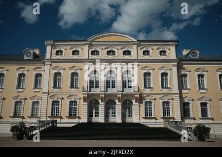 Riga, Riga, Lettonie. 5th juillet 2022. Le Palais RundÄle est l'un des deux grands palais baroques construits pour les Ducs de Courland dans ce qui est maintenant la Lettonie. (Image de crédit : © Uygar Ozel/ZUMA Press Wire) Banque D'Images