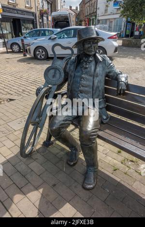 « Blind Jack » (John Metcalf, ingénieur civil pionnier 1717-1810) sculpture assise sur un banc à Knaresborough, dans le North Yorkshire, au Royaume-Uni. Banque D'Images