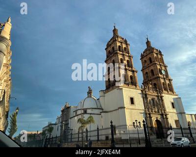 Victoria de Durango, Durango Mexique. Es conocida por su centro histórico, con importantes edificios barrocos mexicanos y coloniales. En 1695 se comenzó a conaluir la Catedral Basílica adorÓ, que tiene arte sacro y tallados en madera en su interior. El Museo de la Ciudad 450, en un palacio convertido, tiene exposant que la historia de la Ciudad. Bebeleche es un museo moderno con exhibiciones interactivas sobre ciencia y cultura. © (photo de Luis Gutierrez/North photo) Banque D'Images