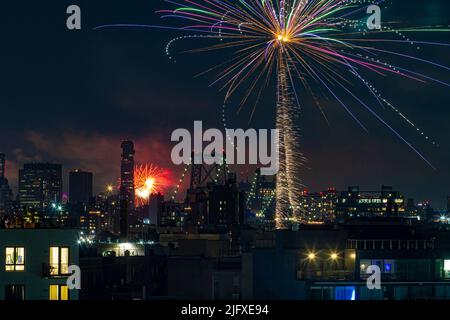 Feux d'artifice à Williamsburg, Brooklyn, New York le 4th juillet. Banque D'Images