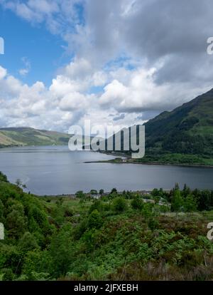 Vue vers le nord sur le Loch Duich depuis la montée jusqu'aux cinq Sœurs de Kintail dans les Highlands écossais, en Écosse Banque D'Images