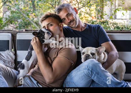 Portrait d'un couple gay et de leurs buldogs français. Banque D'Images